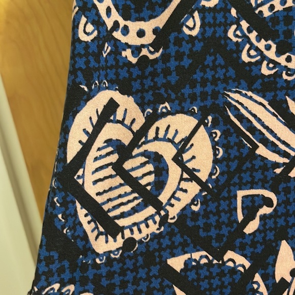 Valentines 💌 shirt Lighting makes it look cream bit it is blue and pink!! - Picture 6 of 9